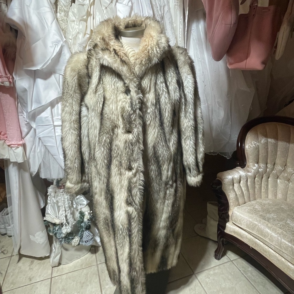 Sterling Stall luxurious faux fur coat